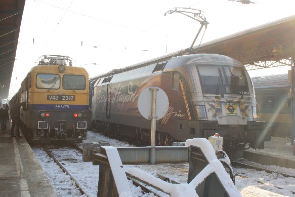 1116 504 und V 43 2317 im Bahnhof Budapest Keleti