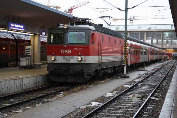 1144 267 mit REX 1628 in Wien Westbahnhof