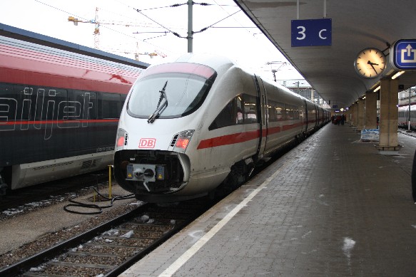 411 053 hatte am 3.2. die Aufgabe ICE 23 nach Wien Westbahnhof zu bringen