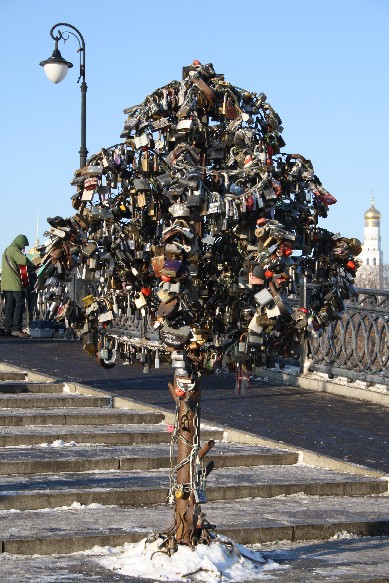 An der Kadashevskaya befindet sich ein Baum mit vielen Schlössern