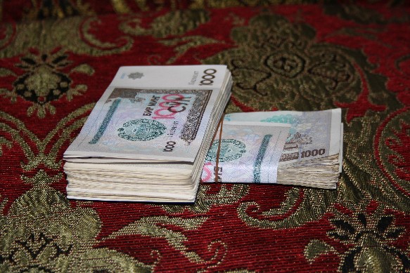 Ein Vermögen da liegen ca 160 000 Som ca 70 Euro. Der 1000 Som Schein ist der größte Geldschein