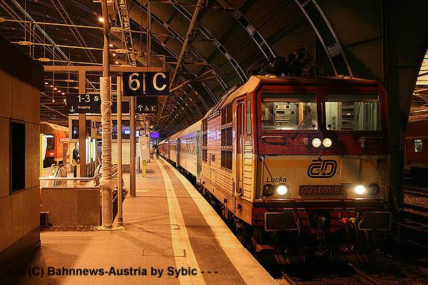©371 001 Berlin Ostbahnhof 01_06_2010.jpg