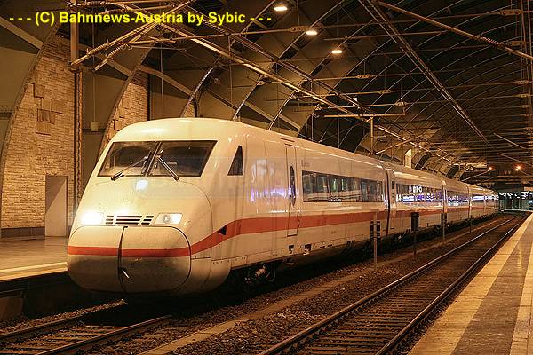 ©402 005 Berlin Ostbahnhof 01_06_2010.jpg