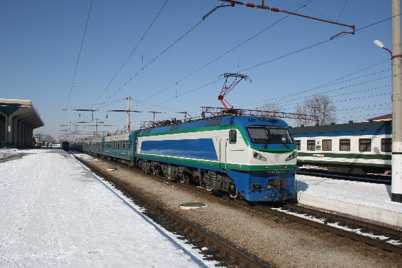 Ozbekiston 0012 brachte den Zug von Samarkand nach Taschkent