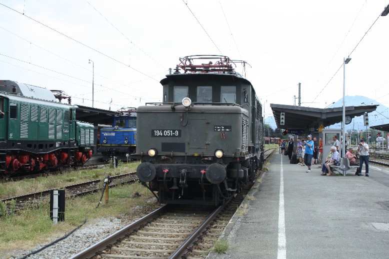 194 051