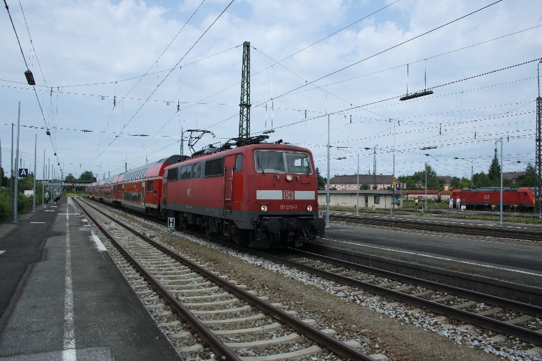 111 071 bei der Einfahrt in Freilassing mit RE 30013