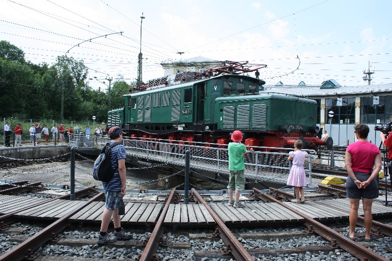 254 052 auf der Drehscheibe im BW Freilassing