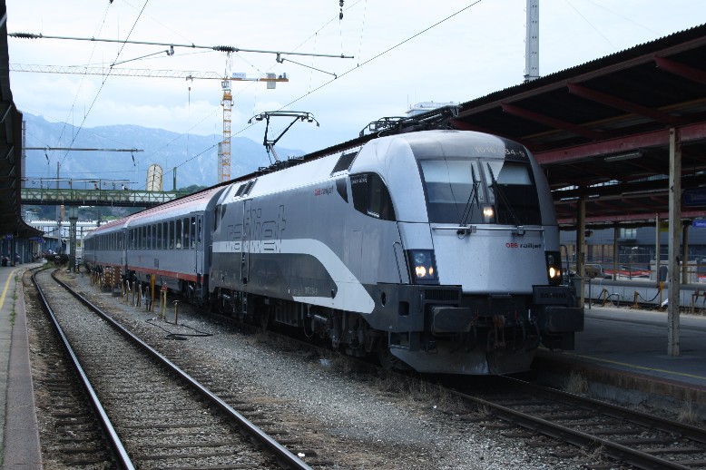 1016 034 in Railjet Lackierung vor IC 611 in Salzburg Hbf