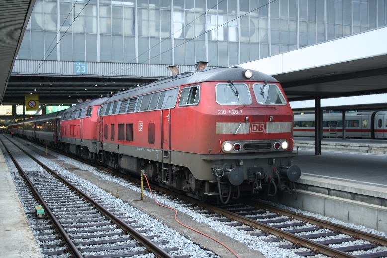 218 428 und eine weiter 218 bringen den EC 190 bis Lindau