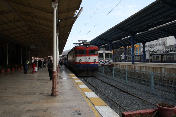E 52 513 hat den Bahnhof Istanbul Sirkeci erreicht