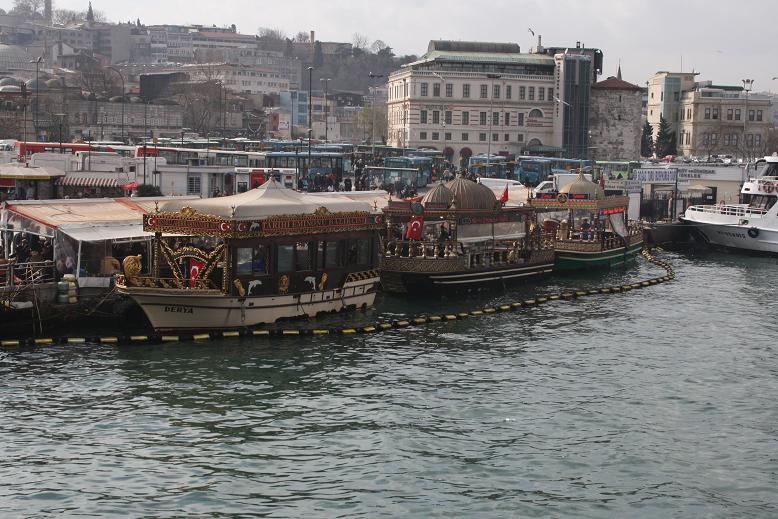 Einige verzierte Boote im Hafen