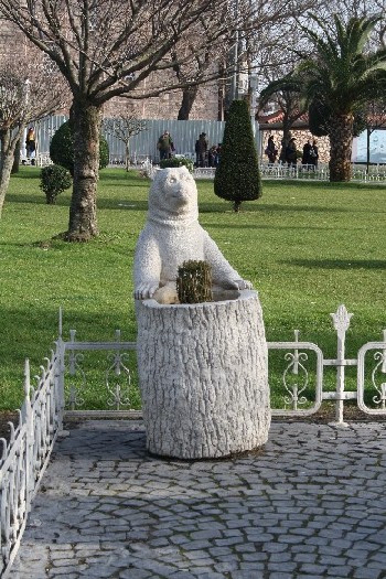 Ein tierischer Blumenkübel