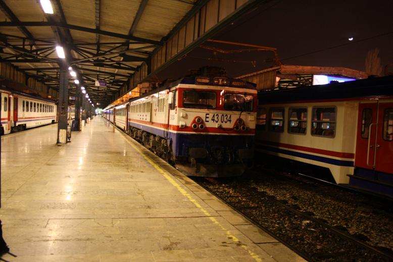 E 43 034 ist für die Bespannung des D 11210 am 18.02.2010 zuständig