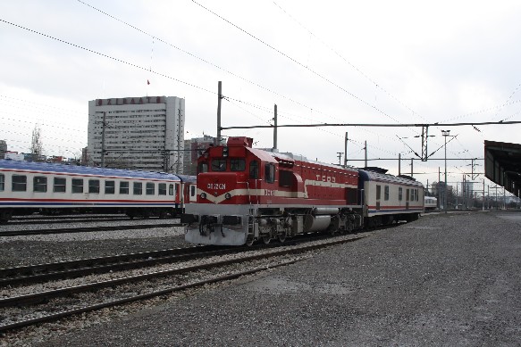 DE 22 024 wartet mit ihren Generatorwagen auf den nächsten Einsatz