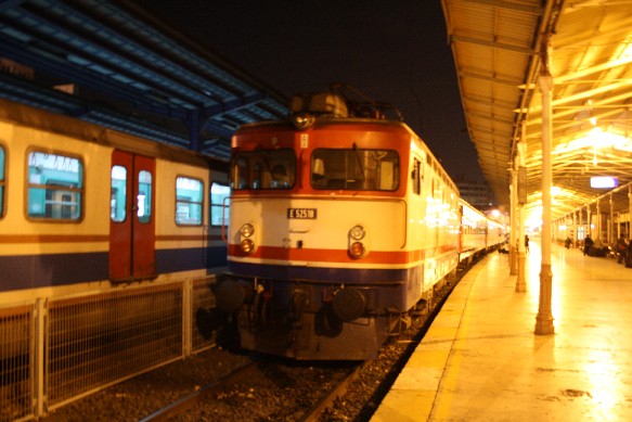 TDCC E 52518 steht am 20.02.2010 vor dem D 81032 nach Sofia / Bukarest