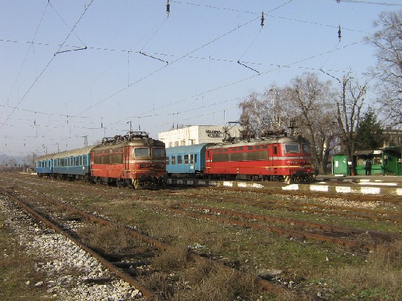 44 114 und eine Schwestermaschiene am 20.02.2010 in Tulovo