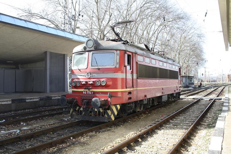 44 114 die Zuglok  des D 464 von Dimitrovgrad bis Gorna Orjahovica hat gerade abgespannt