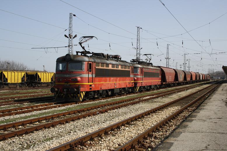 45 197 + 45 205 bespannen einen Güterzug in Gorna Orjahovica