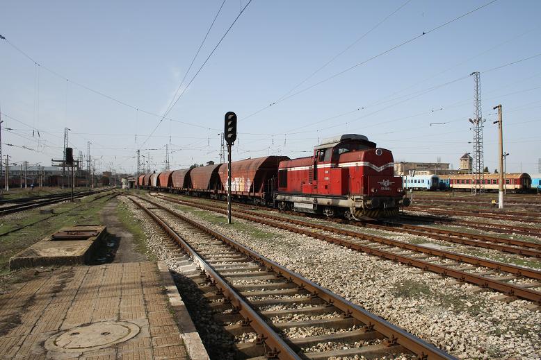 55 088 schiebt den Güterzug aus den Bahnhof Gorna Orjahovica