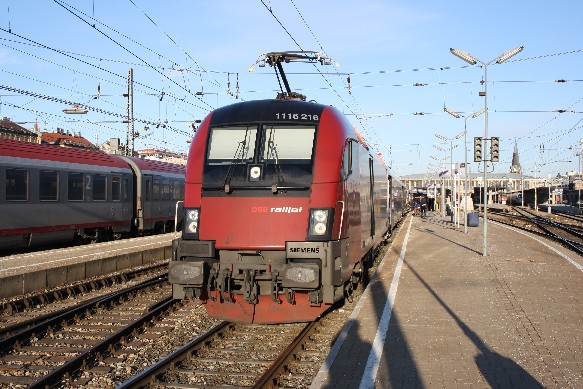 1116 216 vor RJ 66 in Wien Westbahhof am 21.02.2010