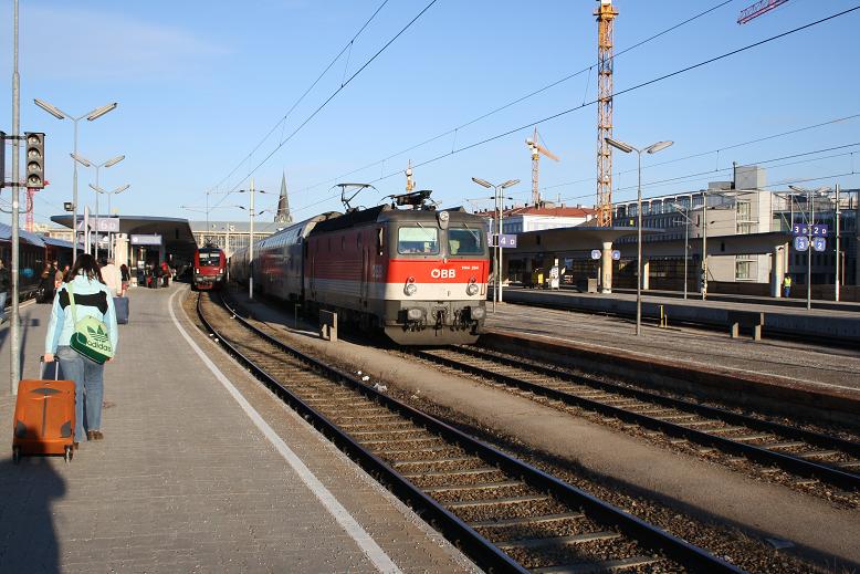 1144 264 vor REX 1630 in Wien Westbahnhof am 21.02.2010