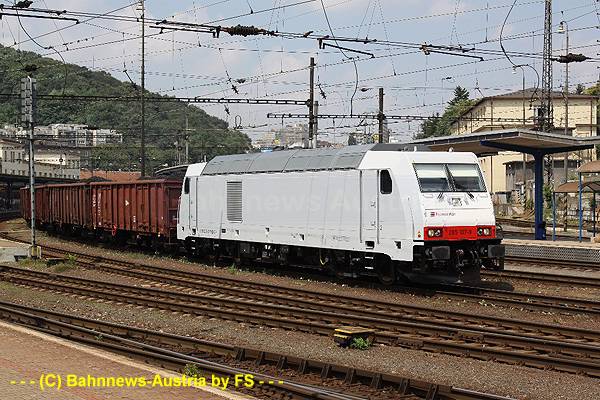 ©285 107, Bratislava Hl. Stanica, 21.7.10..jpg