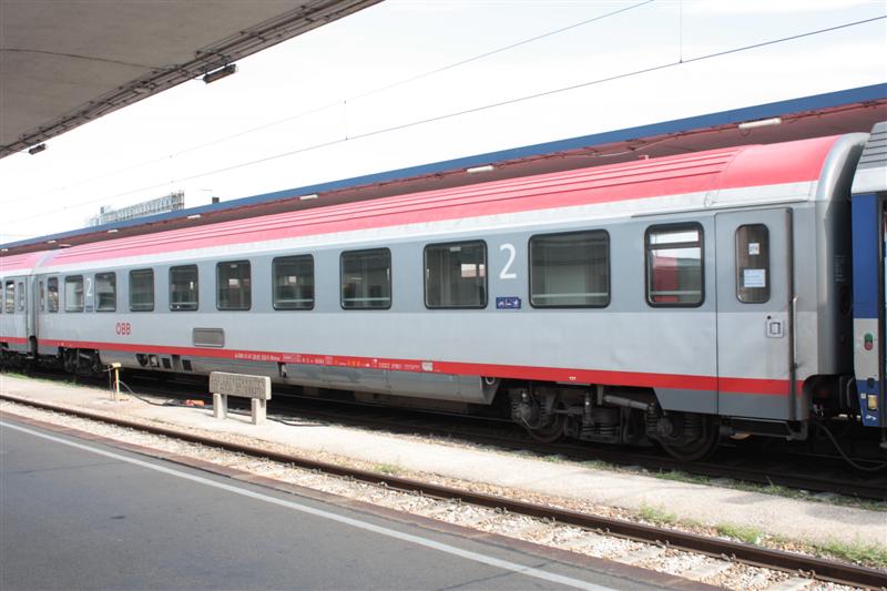 61 81 28-91 102-0 Bbmvz
<br />Eine ehemaliger 1.Klasse Wagen? Sehe ich zum erstem Mal. (Sonderwagen mit behindertenger. WC ....)