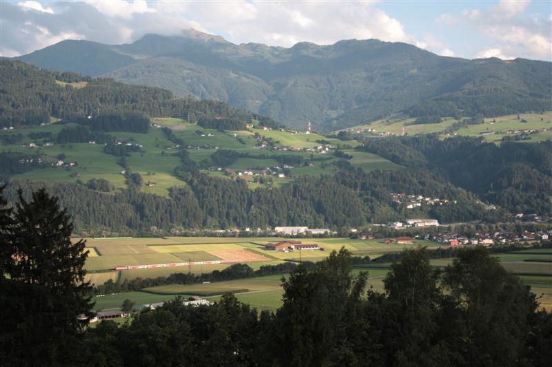 Übrigens, hier hatte ich mein Quartier - günstige Übernachtungsmöglichkeit mit Blick auf Gleise ins Inntal!