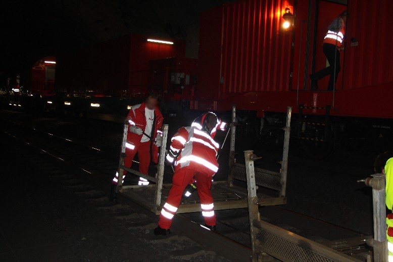 Die Rampe wird von den Einsatzkräften zum ersten Mal aufgebaut