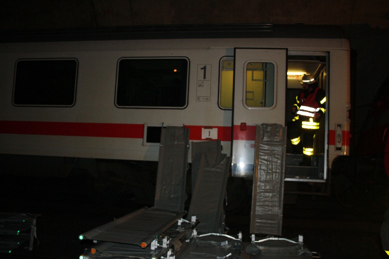 Die Tragen sind vor dem Eingang aufgestellt. Die Zettel mit der I ist die Nummerrieung der Wagen. Im Notfall werden die Zahlen aufgesprüht