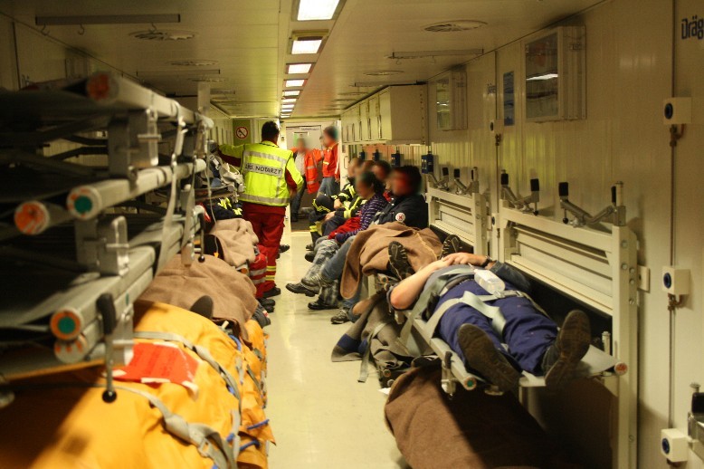 Verunglückte und Sanitäter bei der letzten Pendelfahrt