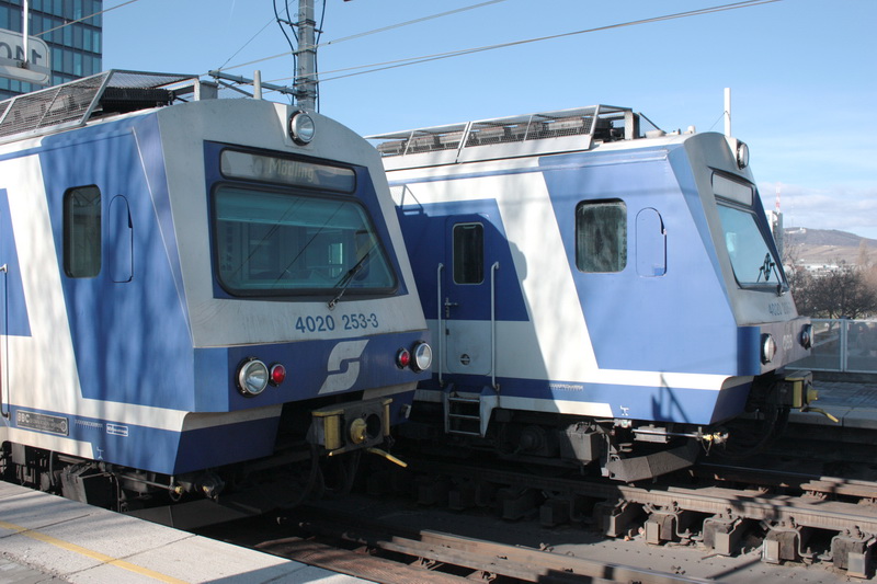 rechts: 4020 208-7 mit Wortmarke