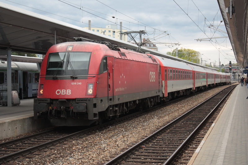 EC nach Praha in komplett oranger Garnitur