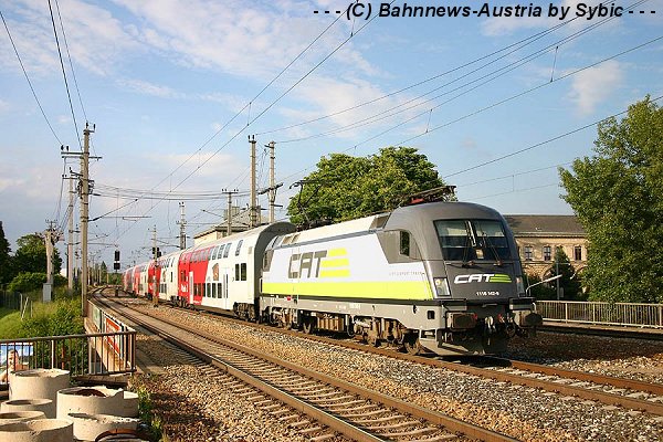 Die sonst nur am CAT anzutreffende 1116 142 passiert mit dem &quot;Durchbinder&quot; R 2325 nach Deutschkreutz die Haltestelle Atzgersdorf-Mauer