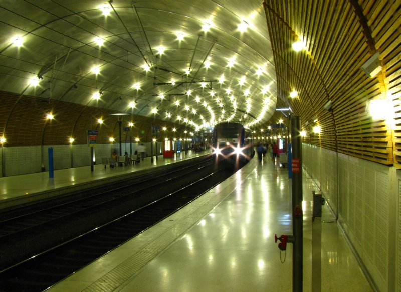 Der unterirdische Bahnhof Monaco – Monte Carlo liegt an der Bahnstrecke Marseille–Ventimiglia, die am Meer verläuft und Orte der Côte d'Azur verbindet.