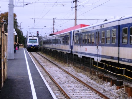 Züge Richtung Stockerau Bahnsteig 1
<br />Züge Richtung Wien Bahnsteig 2
<br />gesperrt: Bahnsteig 3