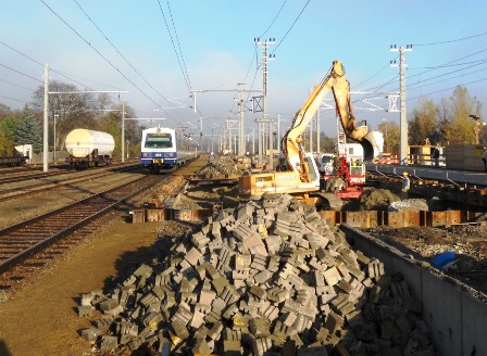 Züge Richtung Wien fahren am neuen provisorischen Bahnsteig 4 ein!