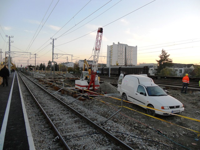 Züge Richtung Stockerau fahren am ziemlich fixen gebauten Bahnsteig 1 ein. Dazwischen (Gleis 2,3 + Mittelbahnsteig) wird die Unterführung weitergebaut bzw. grad dafür ausgegraben!
