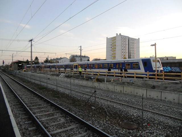 Blick vom Bahnsteig 1 auf einfahrende Schnellbahn auf Bahnsteig 4!