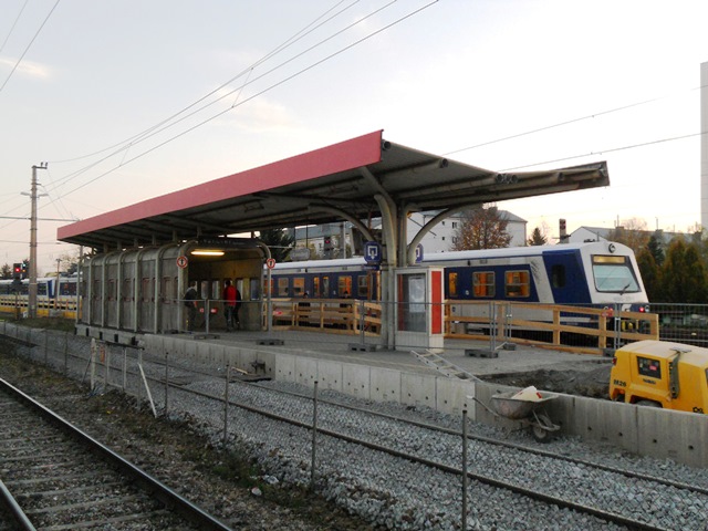Die Reste des Bahnsteigdaches...