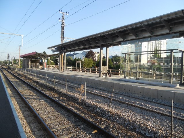 Blick neuer - alter Teil des Mittelbahnsteiges... der alte Abgang bleibt und wird noch im Sommer saniert!