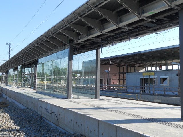 Glas beim Stiegenaufgang/abgang bereits montiert. Sehr bereit sind die Abgänge nicht, da an der Gleislage bei dem Neubau nichts verändert wurde, geht es nicht breiter...