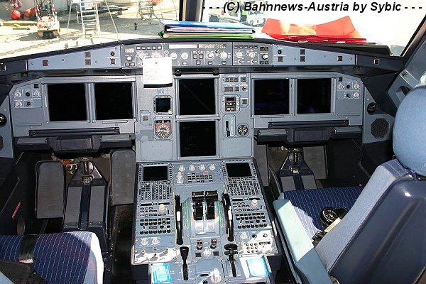 AF A318 Cockpit CDG 16_07_2006.jpg