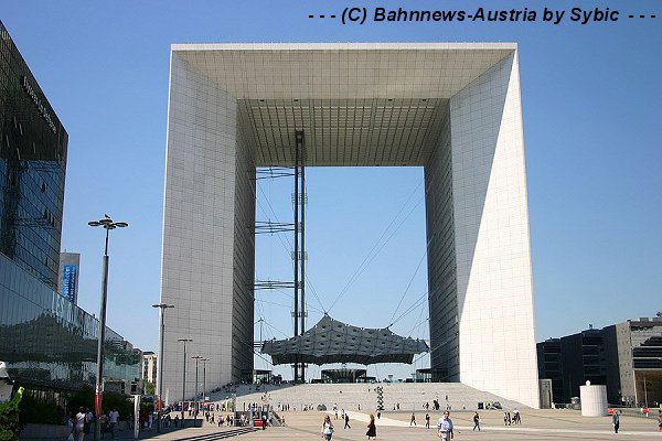 La Grande Arche de la Defense Paris 18_07_2006.jpg