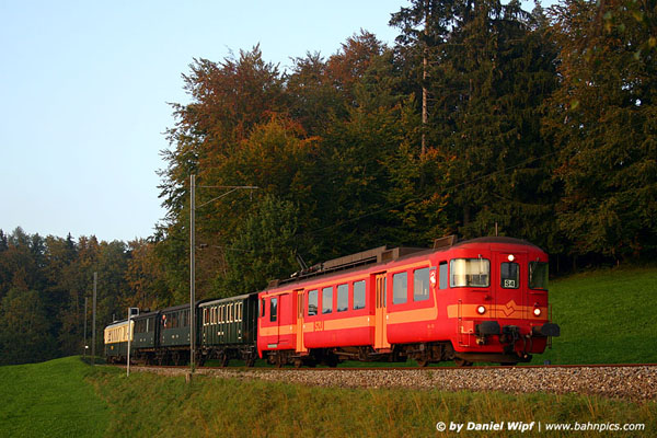 ZMB BDe 4/4 (ex SZU) mit 3 historischen Wagen und BDe 2/4 im Schlepp nahe Ettenhausen-Emmetschloo