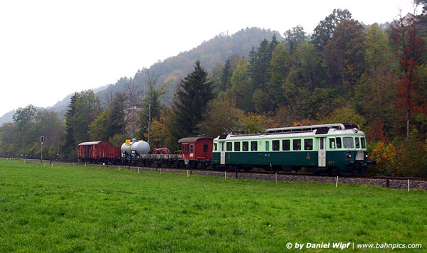 Nahe Fischental verkehrte der Be 4/4 761 &quot;Wellensittich&quot; der BLS mit einem historischen Kurzgüterzug