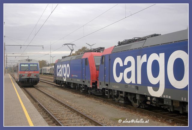 5047.051 als  7318 bei der Ausfahrt nach Groß Schweinbarth daneben die SBB Cargo 482040 + 045