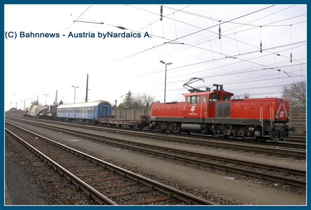 Die 1063.035 mit dem Spezialtransport