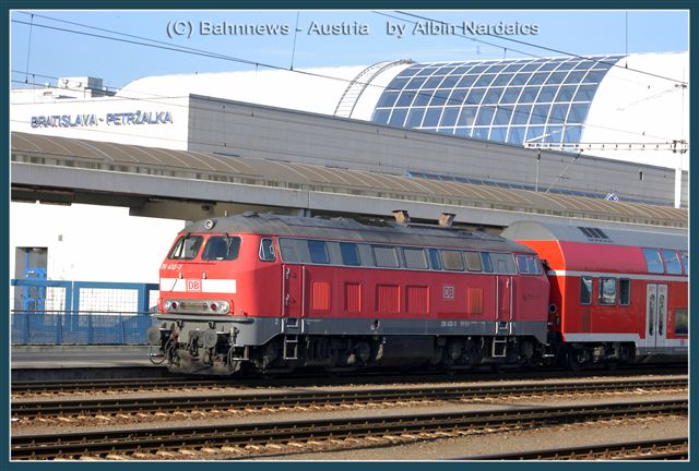 Die 218.432 (alleine) mit der DoSto Garnitur