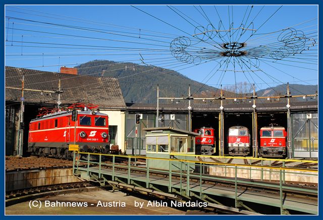 Die 1041.202 fährt aus dem Rundschuppen für eine Leistung  zum E 1996 daneben die:_1040.013_2043.555_1044.040